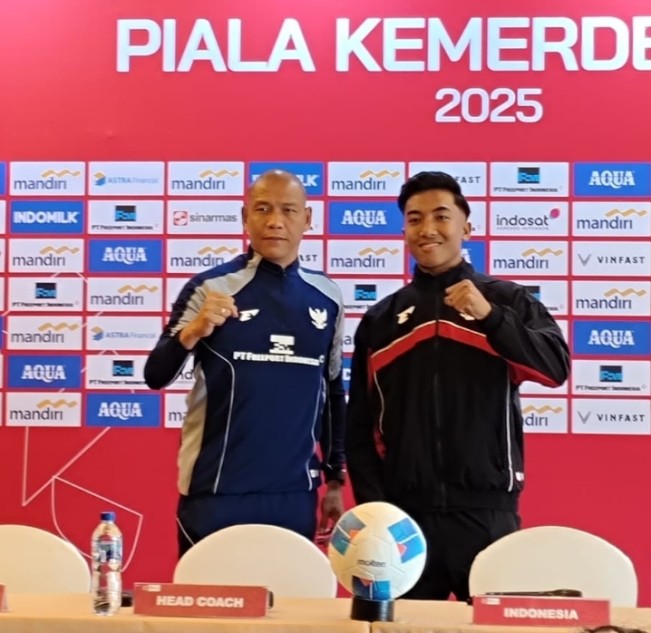 Pelatih Timnas Indonesia U-17 Nova Arianto bersama pemain Putu Panji.  [Instagram]